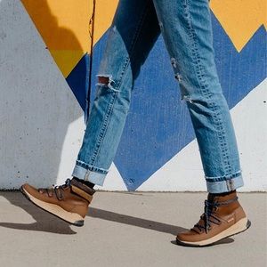 Chaco Women’s Borealis Peak Waterproof Leather Boot Fleece Lined Lace Up 6.5